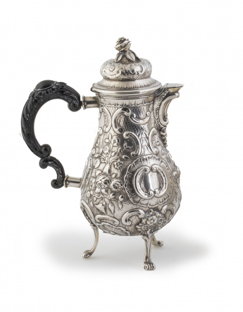 Cafetera de plata repujada con flores. Marcas en la base.