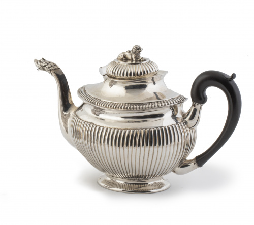 Tetera de plata con decoración gallonada y tapa rematada po