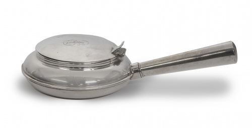 Escupidera de plata con iniciales entrelazadas en la tapa "