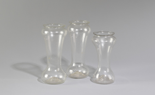 Lote de tres botes de farmacia de vidrio transparente. Ca