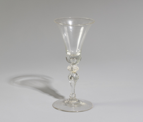 Copa de vidrio transparente. Inglaterra, h. 1740 - 1750.