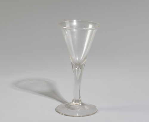 Copa de vidrio transparente. Inglaterra, h. 1740 - 1750.