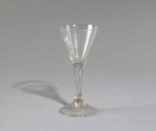 Copa de vidrio transparente. Inglaterra, h. 1740 - 1750.