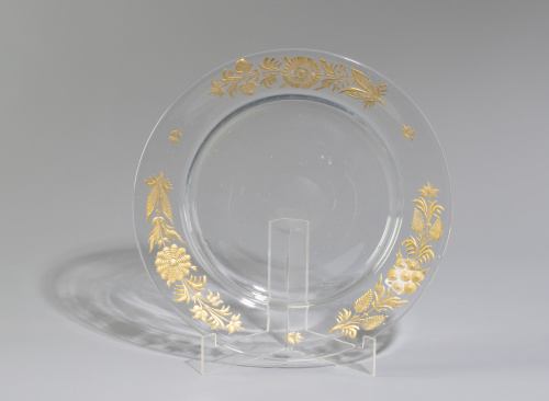 Plato de vidrio incoloro, dorado y grabado con ramos floral