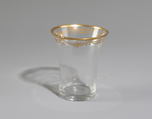 Vaso de vidrio incoloro con guirnaldas doradas. La Granja