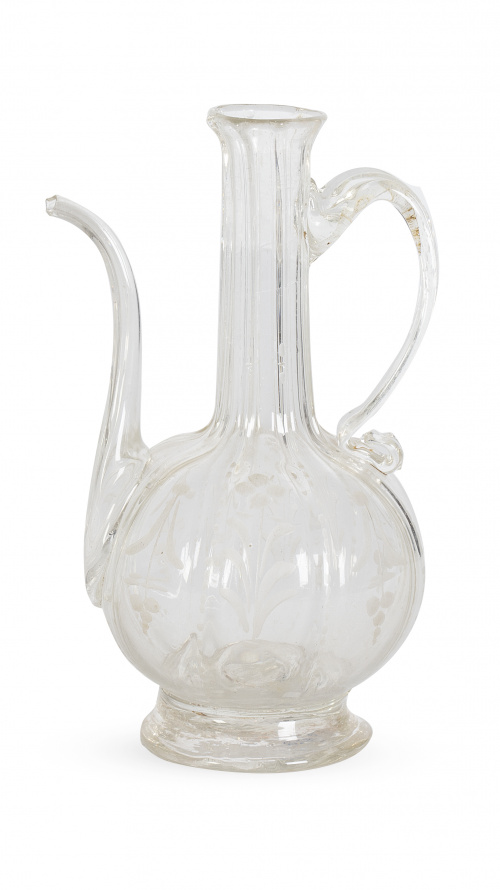 Vinajera de vidrio incoloro grabado a rueda y asa de cinta.