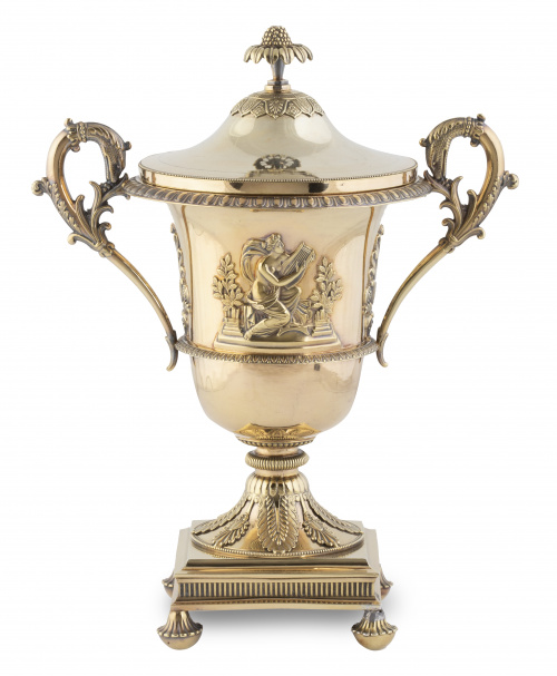 Copa con tapa  y dos asas de plata vermeille, con decoració