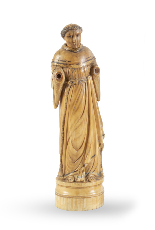 Franciscano.Marfil tallado, con restos de policromía.Tr