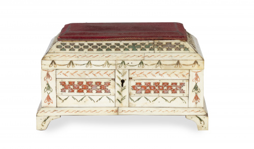 Costurero de forma prismática en hueso calado y teñido, tap