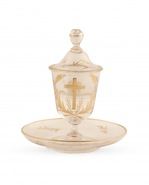 Copa con tapa sobre plato de cristal dorado con cruz y espi