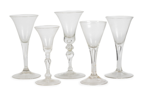 Lote de cinco copas de vidrio transparente.Inglaterra, h.