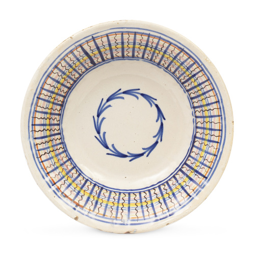 Plato acuencado de cerámica esmaltada con decoración de ret