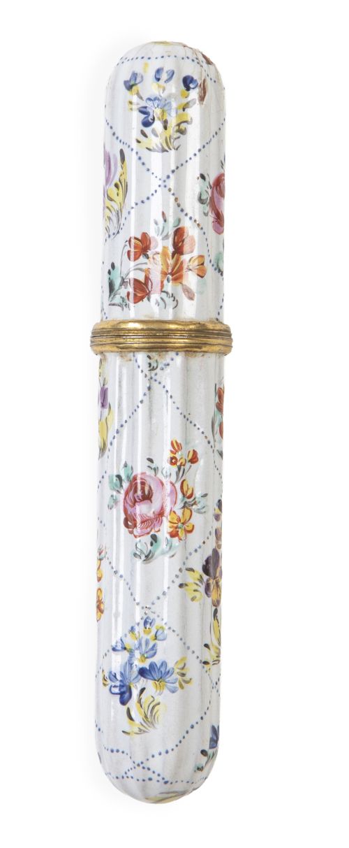 Alfiletero de esmalte con decoración de flores en retícula.