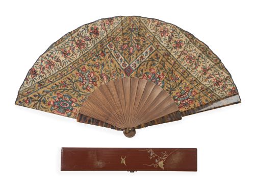 Abanico con varillaje de madera y padrones de símil carey c