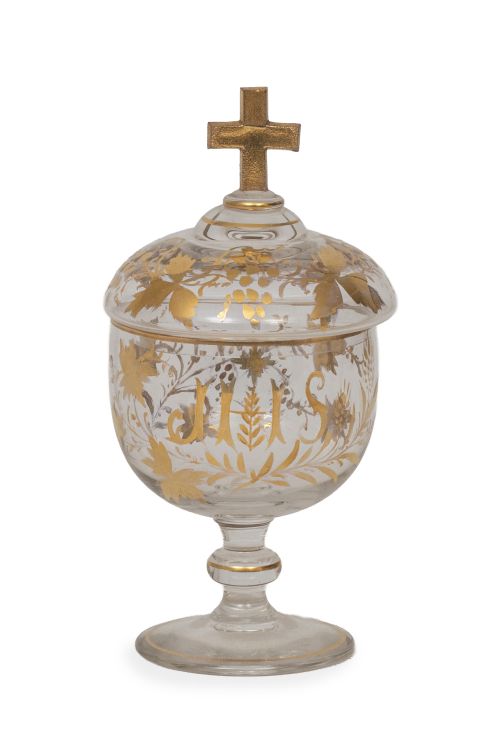 Copón de vidrio transparente con decoración en dorado.La 
