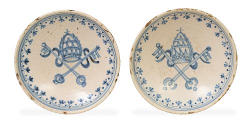 Pareja de cuencos de cerámica esmaltada en azul y blanco co