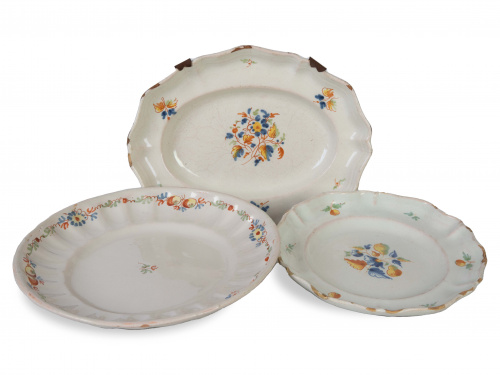 Conjunto de dos platos y una fuente de cerámica esmaltada d