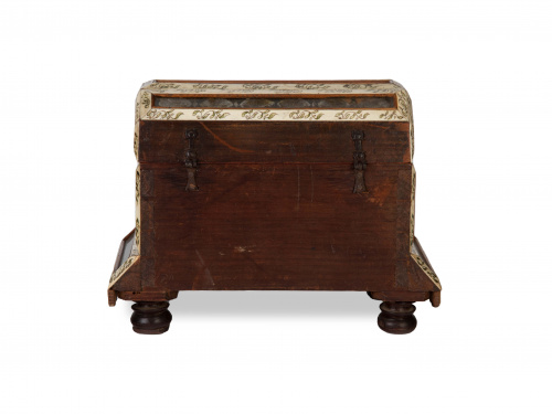 "Caja de luces" con alma de madera, hueso esgrafiado y poli