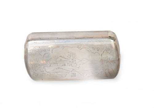 Caja de plata con casa grabada en un paisaje montañoso.Po