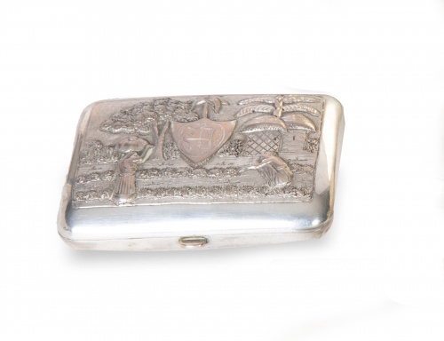 Caja con escena en relieve de personajes trabajando en el c