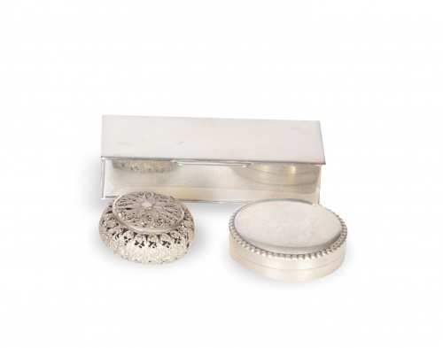 Lote de 3 cajas, dos circulares y una rectangular de plata,
