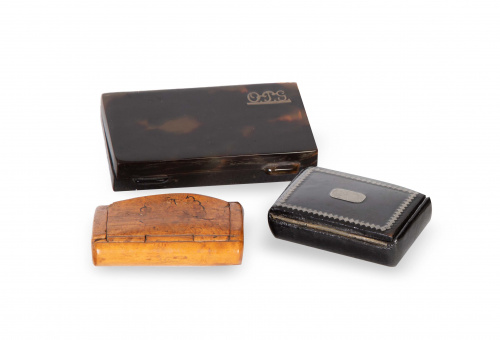 Lote de tres cajas: Dos en pasta, una con incrustaciones 