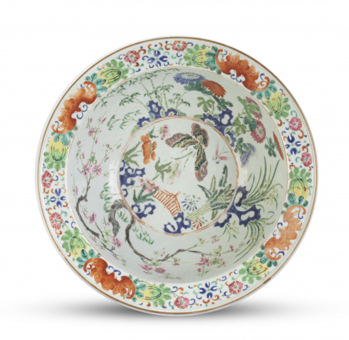 Cuenco de porcelana esmaltada decorado con murciélagos y fl