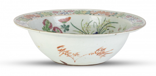 Cuenco de porcelana esmaltada decorado con murciélagos y fl