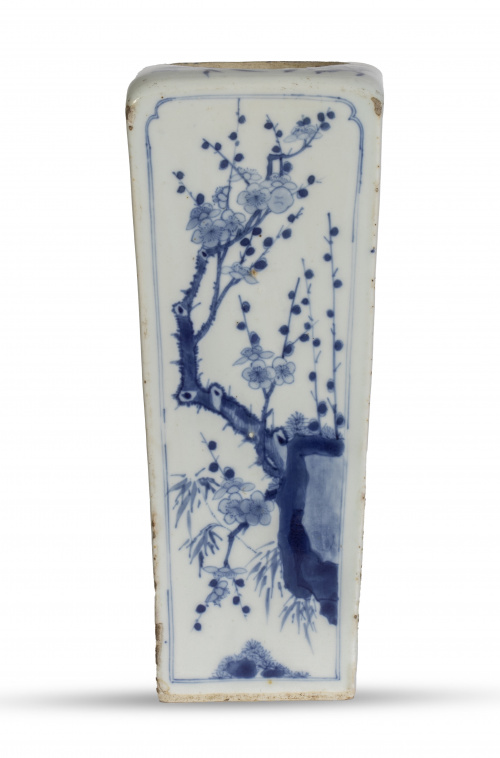 Jarron en porcelana esmaltada en blanco y azul, decorada co