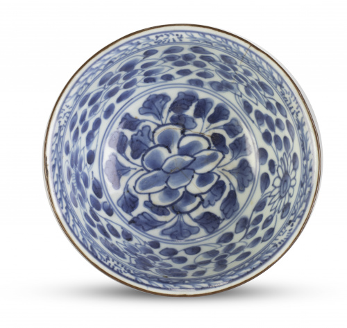 Cuenco de porcelana esmaltada en blanco y azul con borde me