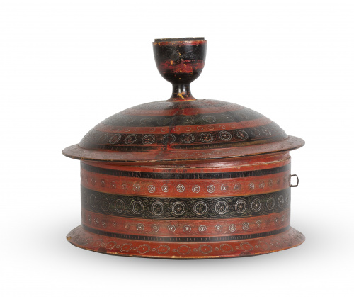 Recipiente en madera con incrustaciones de plata, formando 