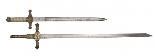 Lote de un puñal de gala mostrando un escudo real con leyen