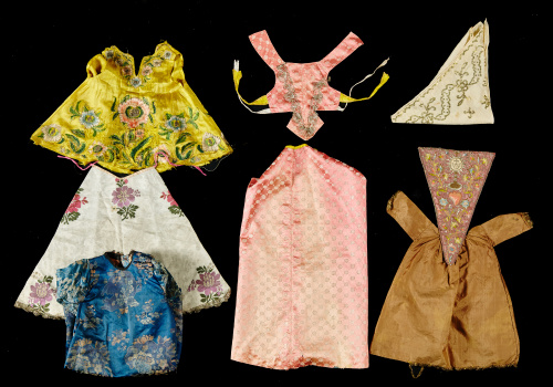Traje de niño Jesús en seda china bordada, S. XVII-XIX, fal