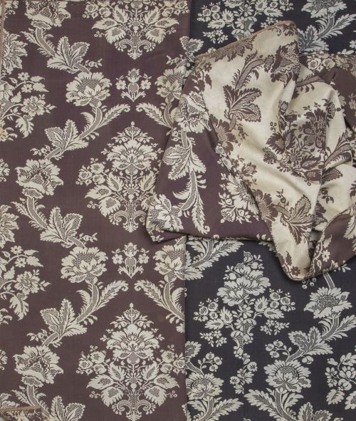 Lote de tres fragmentos con bordado sobre seda, dos de ello