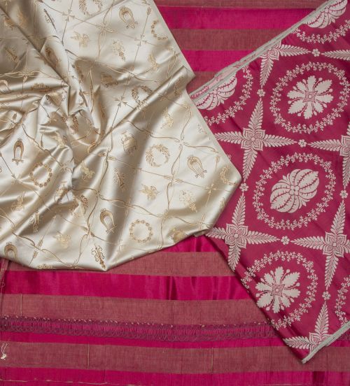 Lote de tres telas: una imperio bordada en seda con liras, 