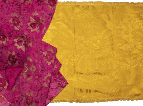 Lote de cuatro fragmentos de tela en fucsia con hilo bordad