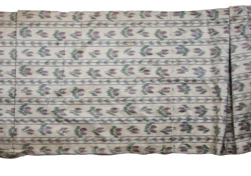 Paño de seda Carlos IV y fragmentos con decoración de flore