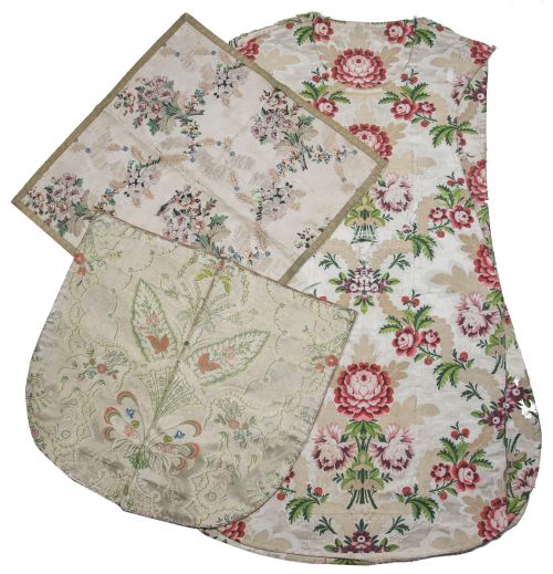 Lote de tres piezas: casulla, cubre cáliz y paño con forma 