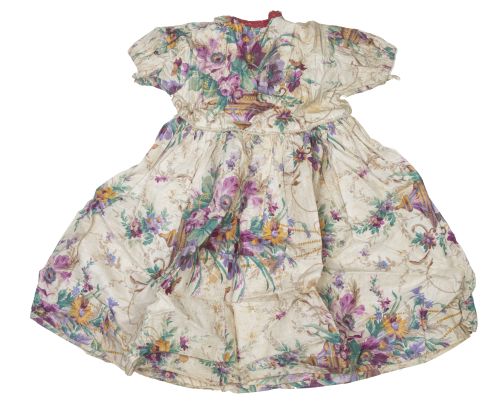 Traje de niña en chintz de algodón estampado, y mostacilla,