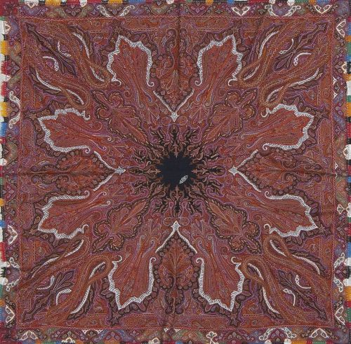 Mantón bordado en lana y seda con diseño de pasley y flecos