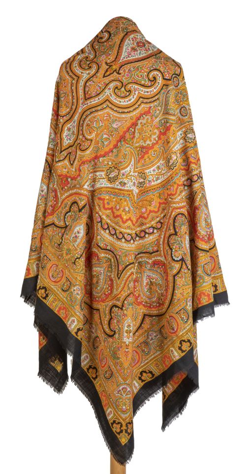 Pañoleta con diseño de pasley con cenefa en negro.S. XIX.