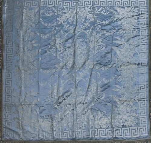 Colcha en raso de seda en azul clarito bordada en blanco, r