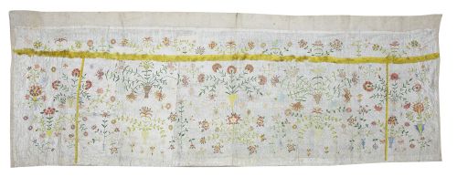 Frente de altar bordado con claveles, animales y jarrones d