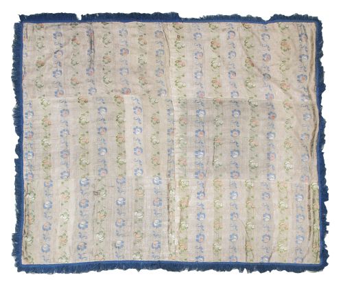 Tela de color beige con flores bordadas.España, S. XVIII.