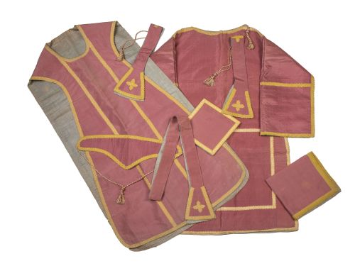 Terno en tela rosa con galones, para el domingo de Gaudete 