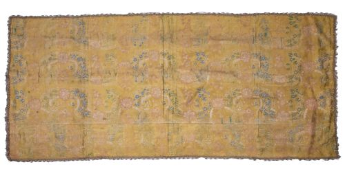 Paño de seda amarilla, bordada con flores, rematado por hil