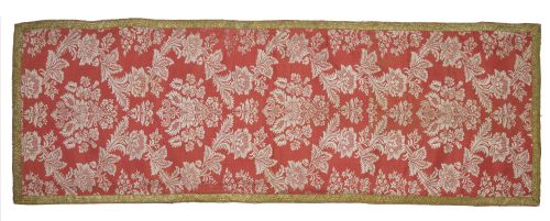 Paño en seda roja bordada con flores y galones dorados apli