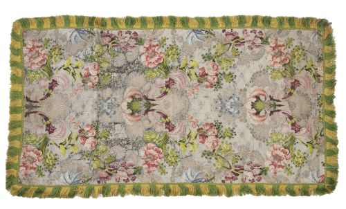 Paño Carlos IV bordado con flores de hilos de color e hilos