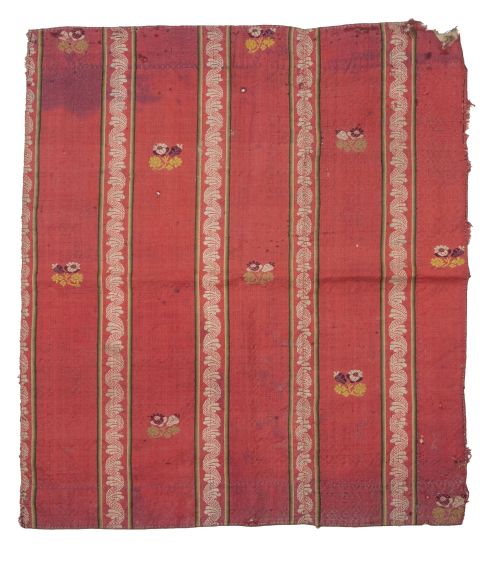 Fragmento de tela Carlos IV en rojo con flores bordadas y r