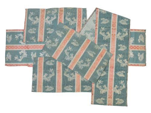 Lote de cinco fragmentos de seda azul con personajes y arqu